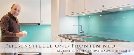 Mint-farbene Nischenrückwand aus Glas und neue mattweiße Fronten zeigen ein weiteres Beispiel einer Küchenrenovierung.